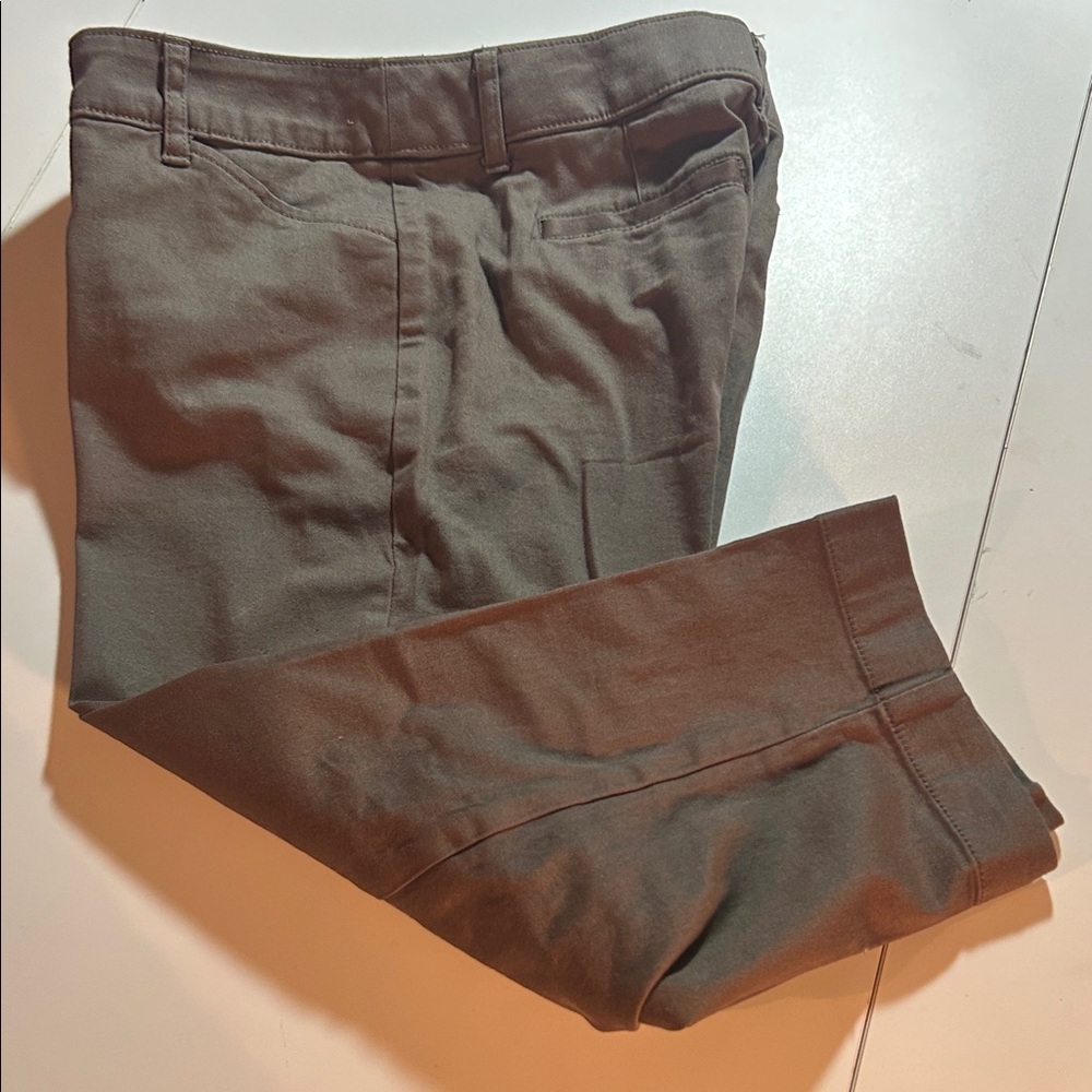 St. John's Bay Women's Brown Capris